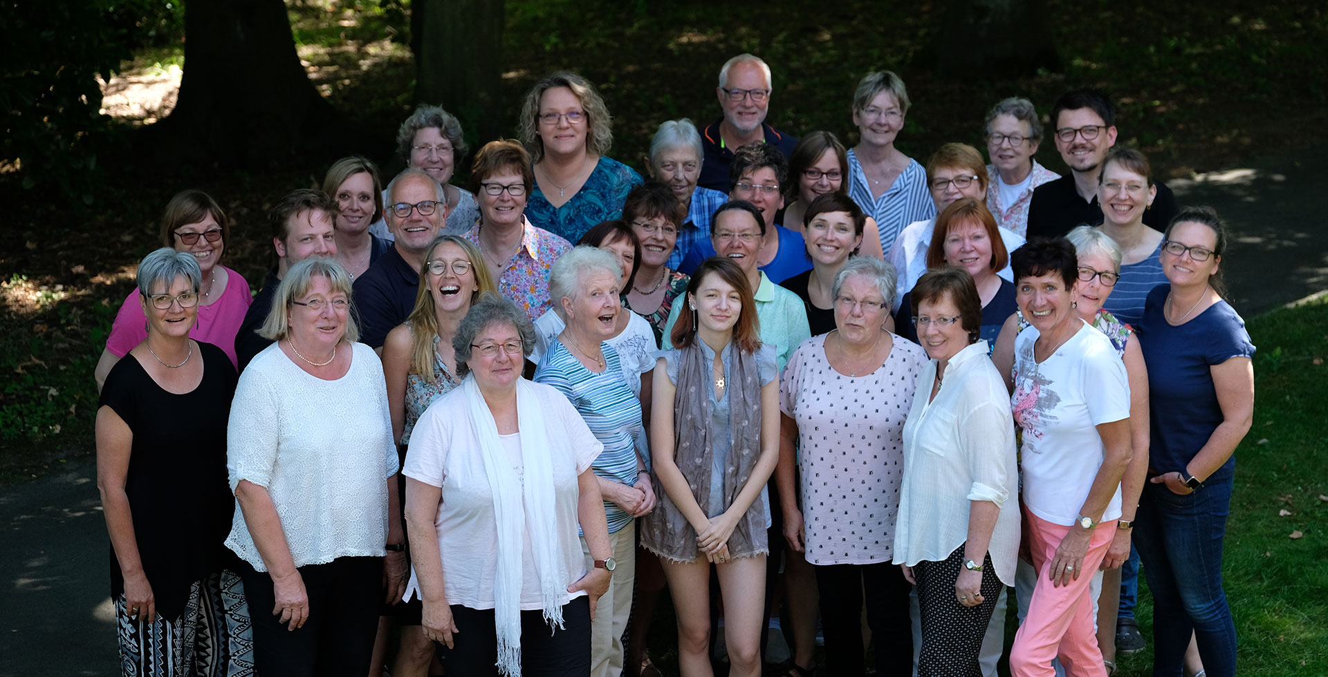 gruppenbild_chor-probe-draussen